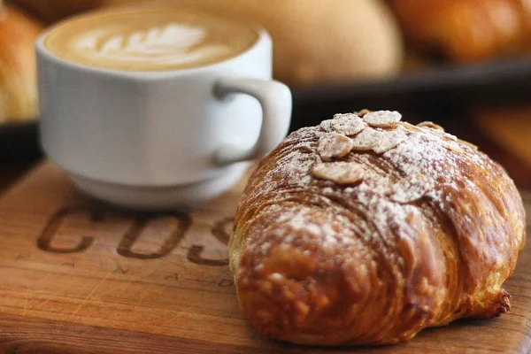 Cafés Pet Friendly en CDMX: Croissant de almendra y café de Costra