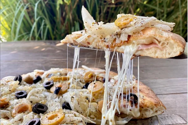 Pizzerías Pet Friendly en CDMX: Fugazzetta de jamón y queso de Pizzería Balboa