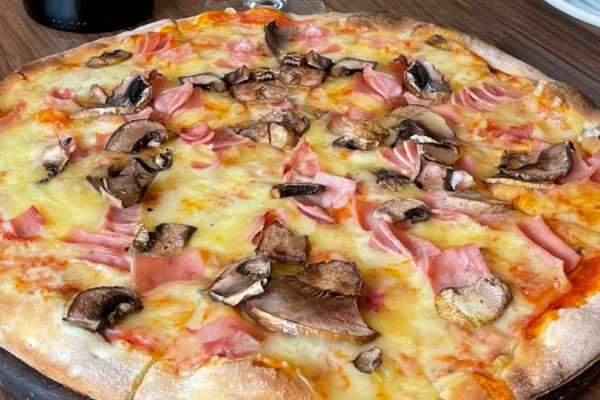 Pizzerías Pet Friendly en CDMX: Pizza de champinones y jamón de La Posta